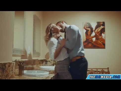 ❤️ Når en barmfagre blondine forfører dig på et offentligt toilet ☑ Porn video at da.libporno.ru ️❤